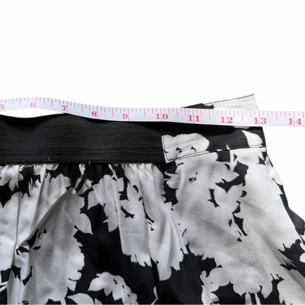 Pins & Needles Black and White Floral Skater Mini Skirt Floral Zip Up Juniors M‎